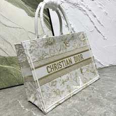 Book Tote 手袋由 Dior 女装创意总监玛丽亚·嘉茜娅·蔻丽 (Maria Grazia Ch Book Tote 手袋由 Dior 女装创意总监玛丽亚·嘉茜娅·蔻丽 (Maria Grazia Ch