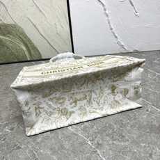Book Tote 手袋由 Dior 女装创意总监玛丽亚·嘉茜娅·蔻丽 (Maria Grazia Ch Book Tote 手袋由 Dior 女装创意总监玛丽亚·嘉茜娅·蔻丽 (Maria Grazia Ch
