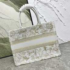 Book Tote 手袋由 Dior 女装创意总监玛丽亚·嘉茜娅·蔻丽 (Maria Grazia Ch Book Tote 手袋由 Dior 女装创意总监玛丽亚·嘉茜娅·蔻丽 (Maria Grazia Ch