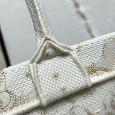 Book Tote 手袋由 Dior 女装创意总监玛丽亚·嘉茜娅·蔻丽 (Maria Grazia Ch Book Tote 手袋由 Dior 女装创意总监玛丽亚·嘉茜娅·蔻丽 (Maria Grazia Ch