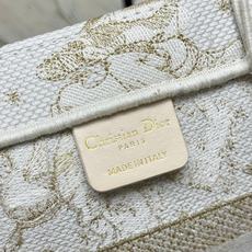 Book Tote 手袋由 Dior 女装创意总监玛丽亚·嘉茜娅·蔻丽 (Maria Grazia Ch Book Tote 手袋由 Dior 女装创意总监玛丽亚·嘉茜娅·蔻丽 (Maria Grazia Ch