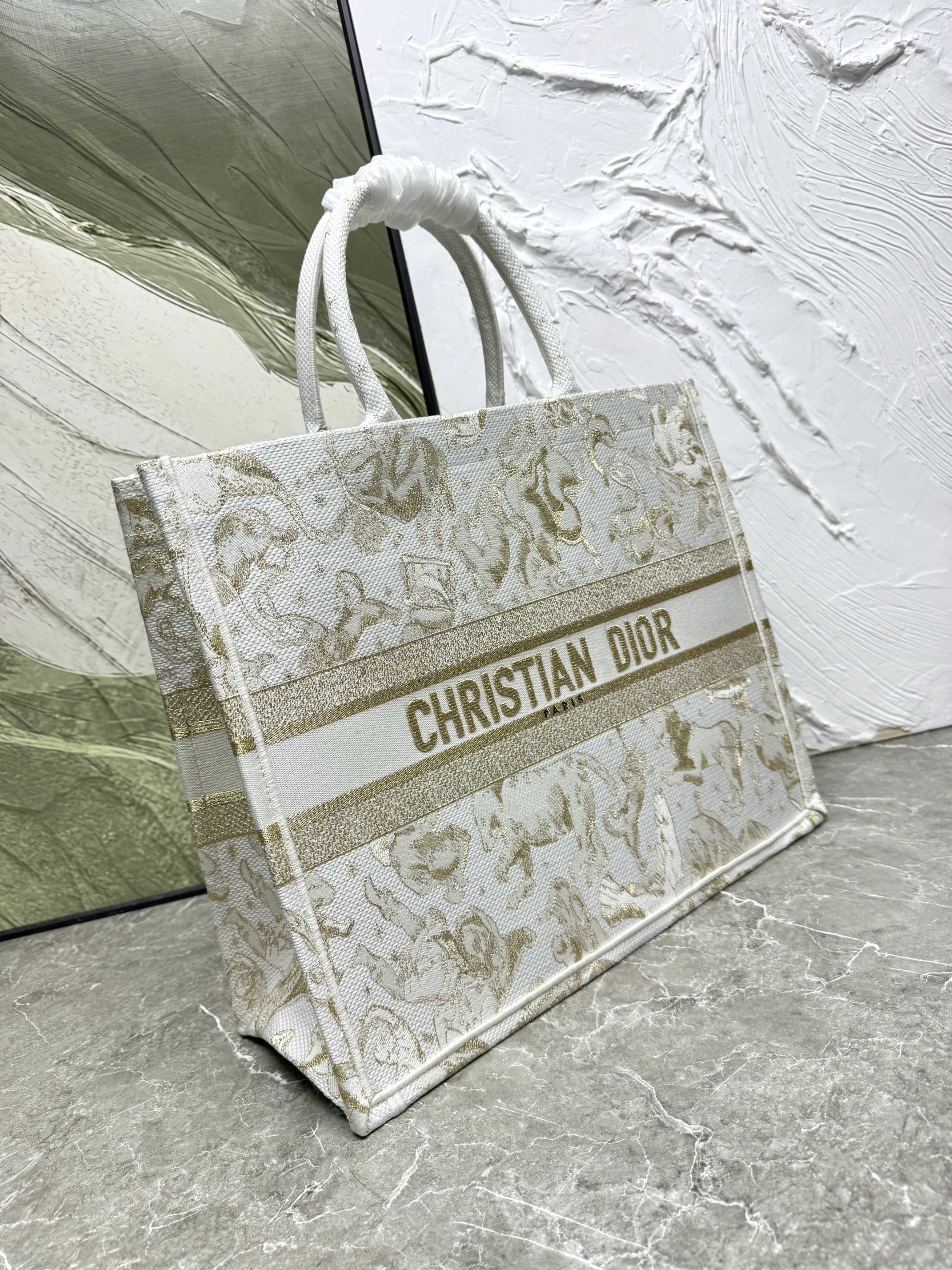 Book Tote 手袋由 Dior 女装创意总监玛丽亚·嘉茜娅·蔻丽 (Maria Grazia Ch