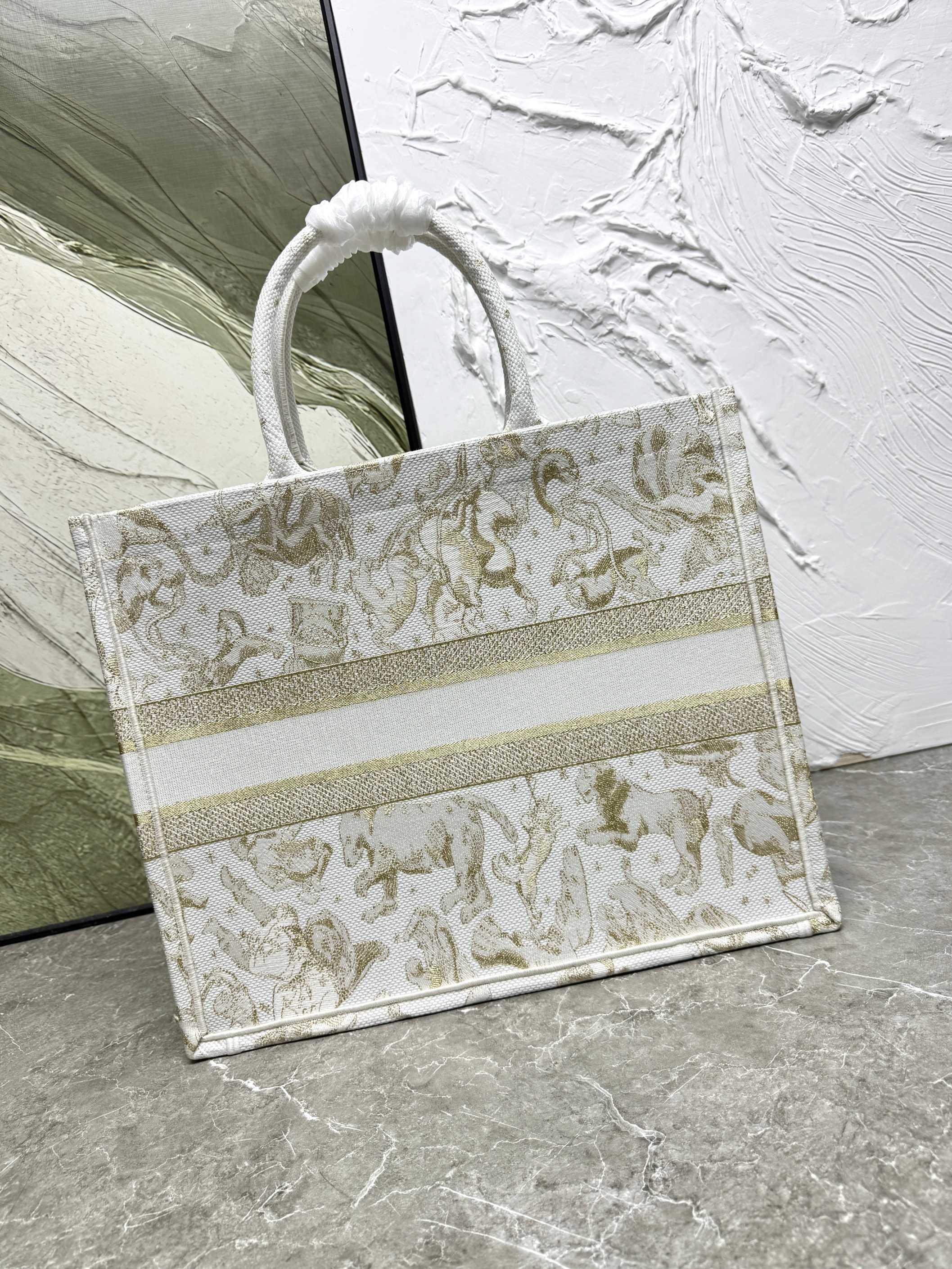 Book Tote 手袋由 Dior 女装创意总监玛丽亚·嘉茜娅·蔻丽 (Maria Grazia Ch