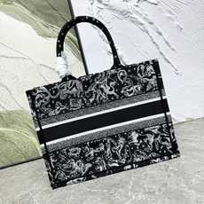 Book Tote 手袋由 Dior 女装创意总监玛丽亚·嘉茜娅·蔻丽 (Maria Grazia Ch Book Tote 手袋由 Dior 女装创意总监玛丽亚·嘉茜娅·蔻丽 (Maria Grazia Ch