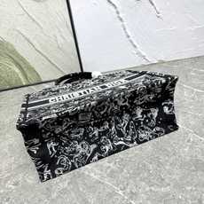 Book Tote 手袋由 Dior 女装创意总监玛丽亚·嘉茜娅·蔻丽 (Maria Grazia Ch Book Tote 手袋由 Dior 女装创意总监玛丽亚·嘉茜娅·蔻丽 (Maria Grazia Ch