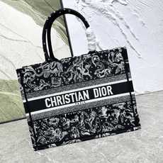 Book Tote 手袋由 Dior 女装创意总监玛丽亚·嘉茜娅·蔻丽 (Maria Grazia Ch Book Tote 手袋由 Dior 女装创意总监玛丽亚·嘉茜娅·蔻丽 (Maria Grazia Ch