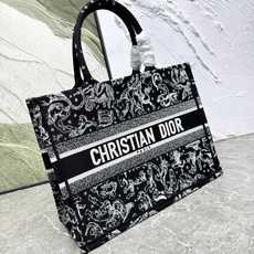 Book Tote 手袋由 Dior 女装创意总监玛丽亚·嘉茜娅·蔻丽 (Maria Grazia Ch Book Tote 手袋由 Dior 女装创意总监玛丽亚·嘉茜娅·蔻丽 (Maria Grazia Ch