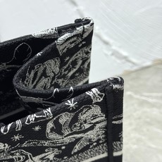 Book Tote 手袋由 Dior 女装创意总监玛丽亚·嘉茜娅·蔻丽 (Maria Grazia Ch Book Tote 手袋由 Dior 女装创意总监玛丽亚·嘉茜娅·蔻丽 (Maria Grazia Ch