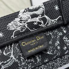 Book Tote 手袋由 Dior 女装创意总监玛丽亚·嘉茜娅·蔻丽 (Maria Grazia Ch Book Tote 手袋由 Dior 女装创意总监玛丽亚·嘉茜娅·蔻丽 (Maria Grazia Ch