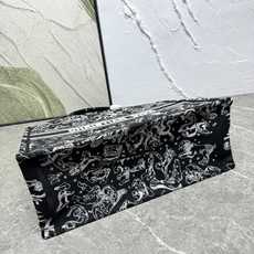 Book Tote 手袋由 Dior 女装创意总监玛丽亚·嘉茜娅·蔻丽 (Maria Grazia Ch Book Tote 手袋由 Dior 女装创意总监玛丽亚·嘉茜娅·蔻丽 (Maria Grazia Ch