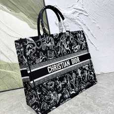 Book Tote 手袋由 Dior 女装创意总监玛丽亚·嘉茜娅·蔻丽 (Maria Grazia Ch Book Tote 手袋由 Dior 女装创意总监玛丽亚·嘉茜娅·蔻丽 (Maria Grazia Ch