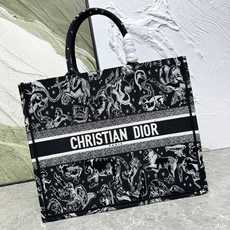 Book Tote 手袋由 Dior 女装创意总监玛丽亚·嘉茜娅·蔻丽 (Maria Grazia Ch Book Tote 手袋由 Dior 女装创意总监玛丽亚·嘉茜娅·蔻丽 (Maria Grazia Ch