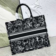 Book Tote 手袋由 Dior 女装创意总监玛丽亚·嘉茜娅·蔻丽 (Maria Grazia Ch Book Tote 手袋由 Dior 女装创意总监玛丽亚·嘉茜娅·蔻丽 (Maria Grazia Ch