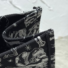 Book Tote 手袋由 Dior 女装创意总监玛丽亚·嘉茜娅·蔻丽 (Maria Grazia Ch Book Tote 手袋由 Dior 女装创意总监玛丽亚·嘉茜娅·蔻丽 (Maria Grazia Ch