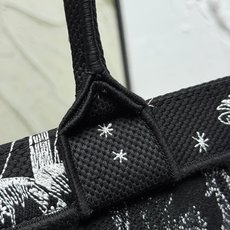 Book Tote 手袋由 Dior 女装创意总监玛丽亚·嘉茜娅·蔻丽 (Maria Grazia Ch Book Tote 手袋由 Dior 女装创意总监玛丽亚·嘉茜娅·蔻丽 (Maria Grazia Ch