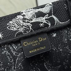 Book Tote 手袋由 Dior 女装创意总监玛丽亚·嘉茜娅·蔻丽 (Maria Grazia Ch Book Tote 手袋由 Dior 女装创意总监玛丽亚·嘉茜娅·蔻丽 (Maria Grazia Ch