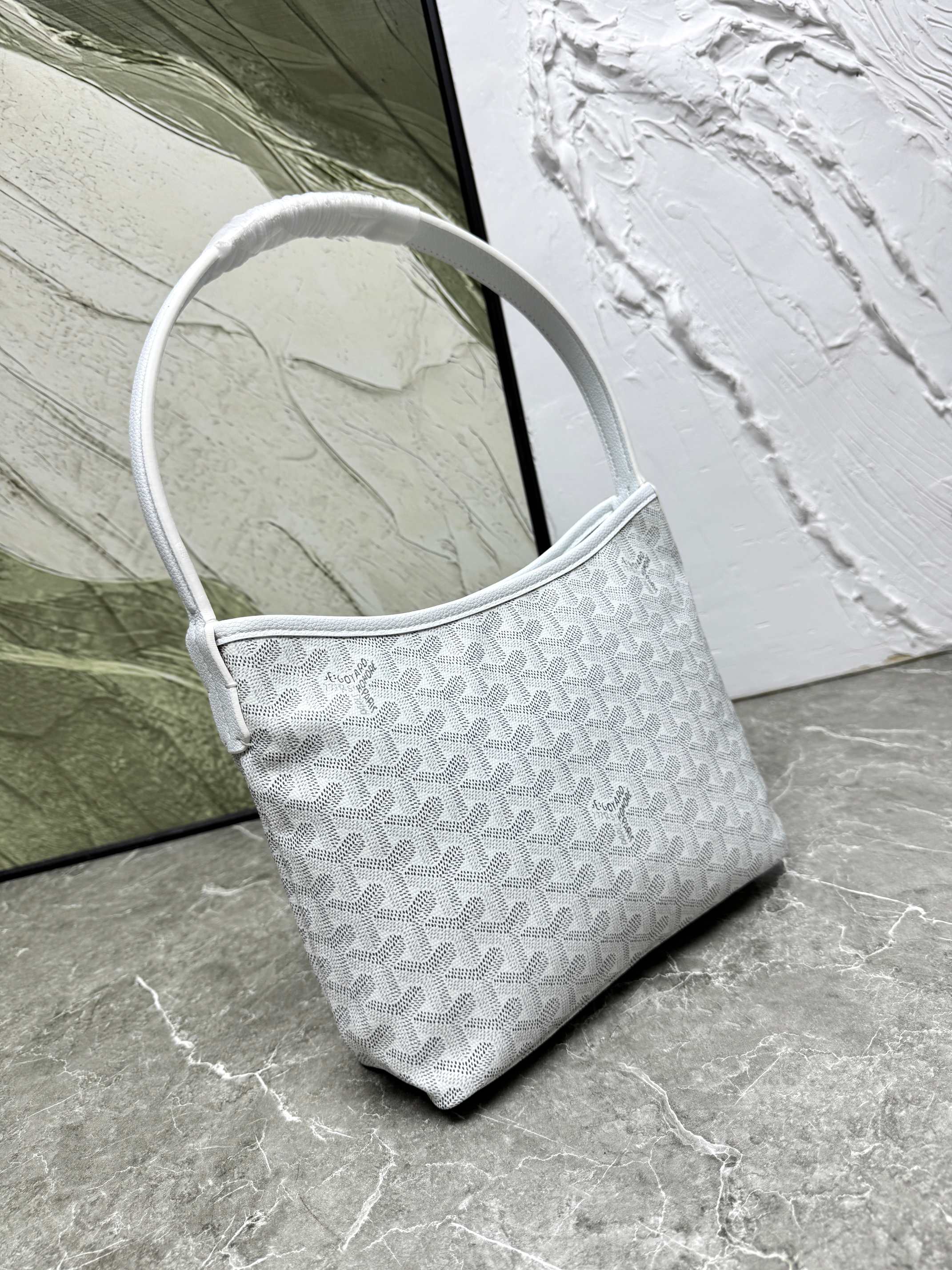 荔枝纹~荔枝纹 戈雅❤️ hobo腋下包 mini号22cm 棉麻内里 托特包型可以日常休闲 又可以很通勤!单肩带让整个 荔枝纹~荔枝纹 戈雅❤️ hobo腋下包 mini号22cm 棉麻内里 托特包型可以日常休闲 又可以很通勤!单肩带让整个