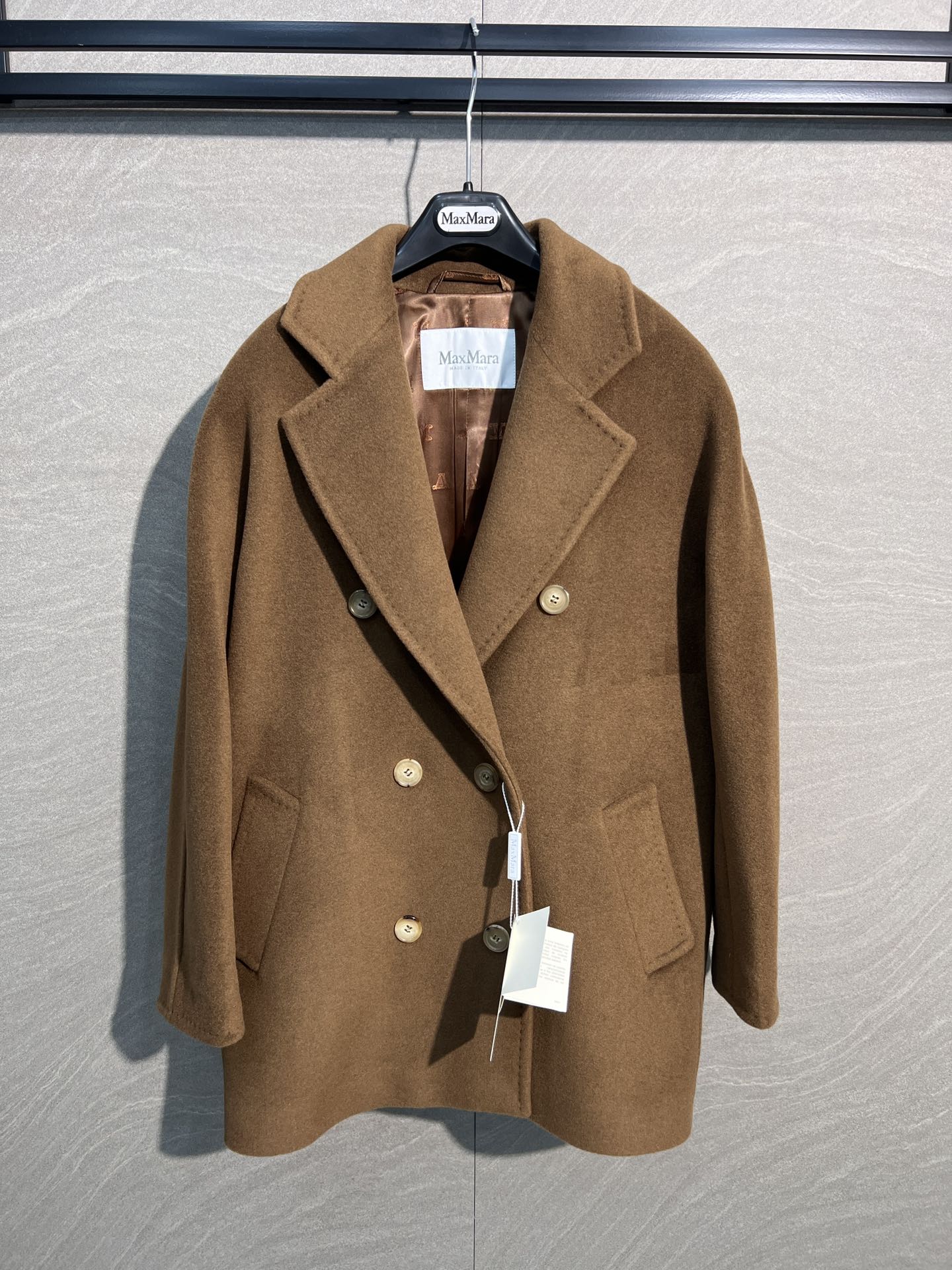 Max Guinea Wool-Cashmere Blend Short Coat - Classic Double-Breasted Design 2 i1728650319 2231 2