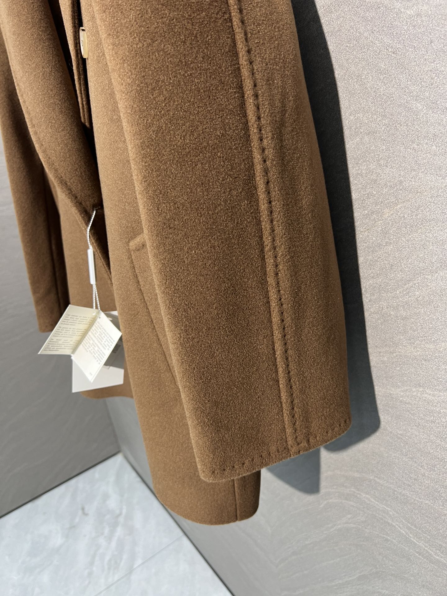 Max Guinea Wool-Cashmere Blend Short Coat - Classic Double-Breasted Design 5 i1728650319 4207 3