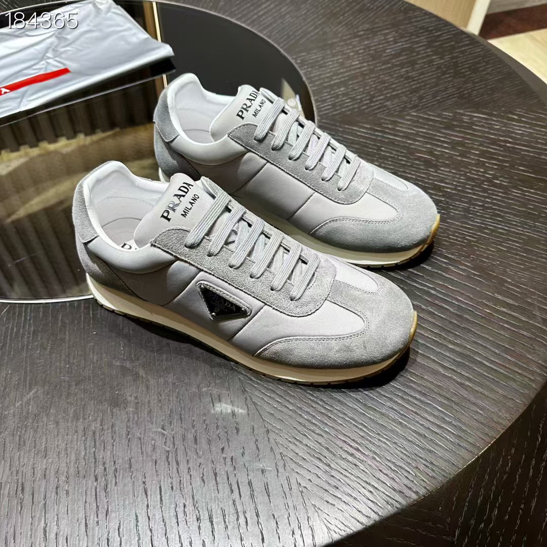 NO:345156,Prada retro style These leather sneakers are casual and versatile, light and durable sole, decorated with an iconic enameled triangle metal logo, and the tongue is decorated with a screen printed logo, showing a unique charm. Enameled triangle metal logo on the upper Enameled triangle metal logo on the tongue and heel is decorated with a screen printed logo on the tongue and heel Lightweight widened rubber concave and bumpy sole Sole height 25mm Size 39-44 (38.45.46 Custom made),,prada,sneakers19860909Prada 复古风 这款皮革运动鞋休闲百搭,鞋底轻盈耐穿,装点标志性的涂珐琅三角形金属徽标,鞋舌饰有丝网印花徽标,彰显别具一格的魅力. 鞋面涂珐琅三角形金属徽标 鞋舌和鞋跟饰有丝网印花徽标 轻便的加宽橡胶凹凸纹路鞋底 鞋底高度25毫米 Size 39-44(38.45.46订做),,prada,sneakers,Men's shoes