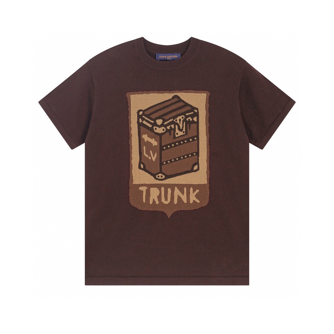 LV 2024SS早春新款花卉提花针织套头短袖T恤. 本款 T 恤取材优质棉料,于胸前点缀提花 Vuitton 箱子图案,再令 LU花卉图案栖身背后,为休闲单品注入别致新意 男女同款!