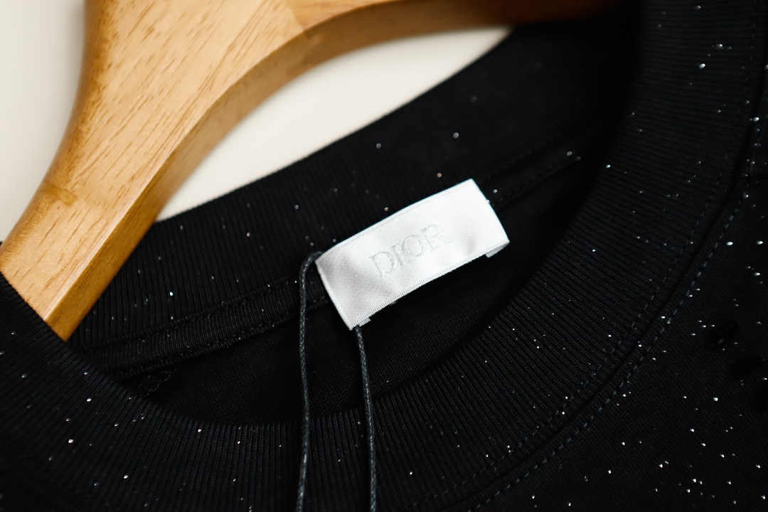 迪奥24款最新款短袖T恤原标定制面料手感柔软穿着舒适做工精细.上身效果无敌帅气码数S-XL阔版