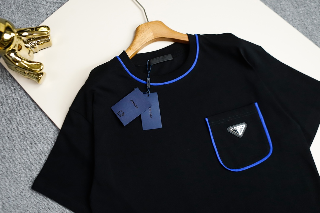 普拉达24款最新款短袖T恤原标定制面料手感柔软穿着舒适做工精细.上身效果无敌帅气码数S-2XL微阔版