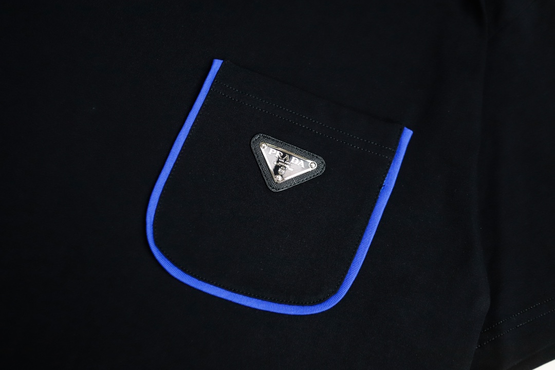 普拉达24款最新款短袖T恤原标定制面料手感柔软穿着舒适做工精细.上身效果无敌帅气码数S-2XL微阔版