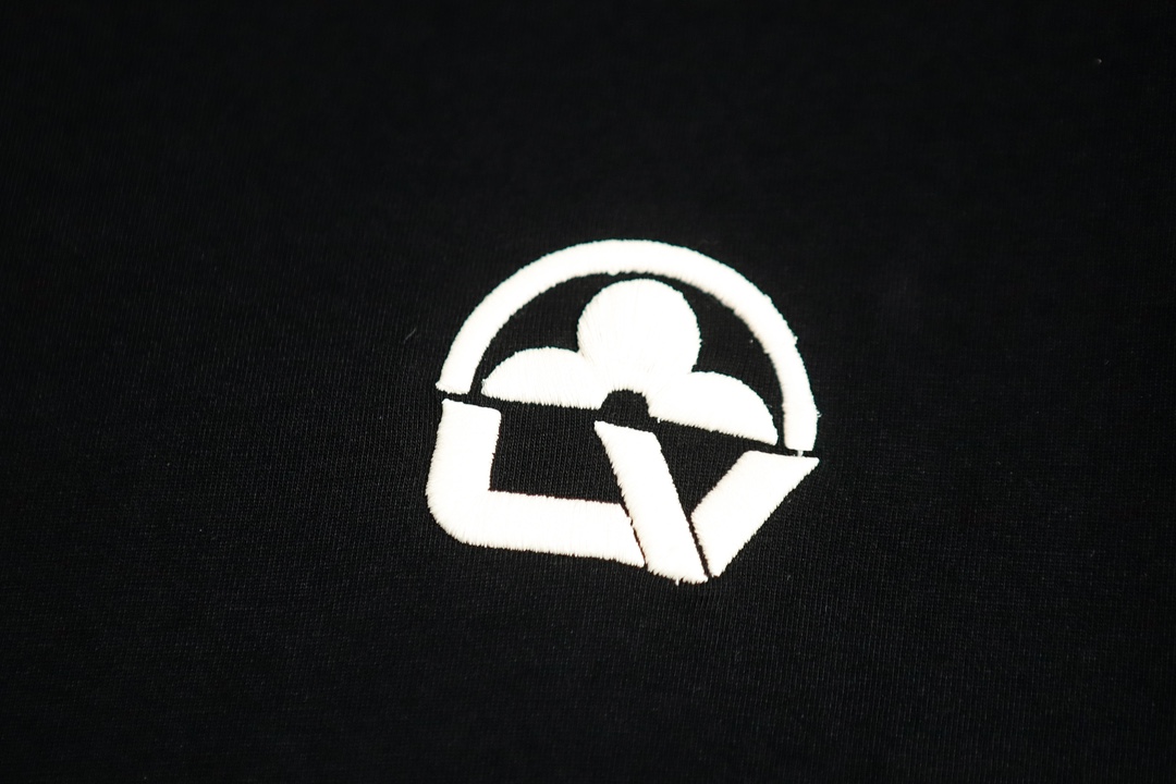 款LV*最顶级版本高级绣花款潮流纯棉短袖最顶级的品质专柜原单短袖顶级制作工艺进口面料专柜款独特设计采用进