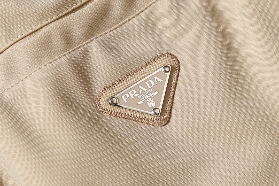 普拉达24款休闲短裤专柜定制面料透气舒适度高细节无可挑剔品牌元素设计理念体现高品质手感细腻柔软！呈现休闲