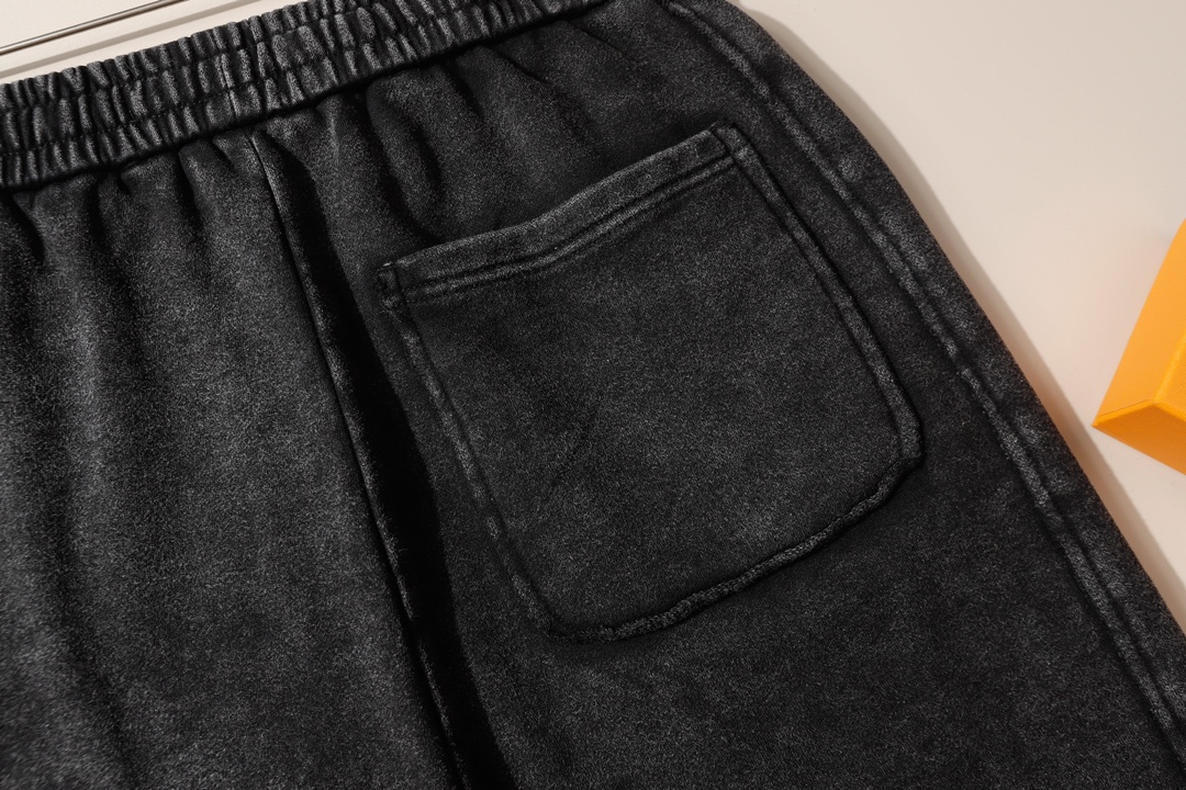 普拉达24款休闲短裤专柜定制面料透气舒适度高细节无可挑剔品牌元素设计理念体现高品质手感细腻柔软！呈现休闲