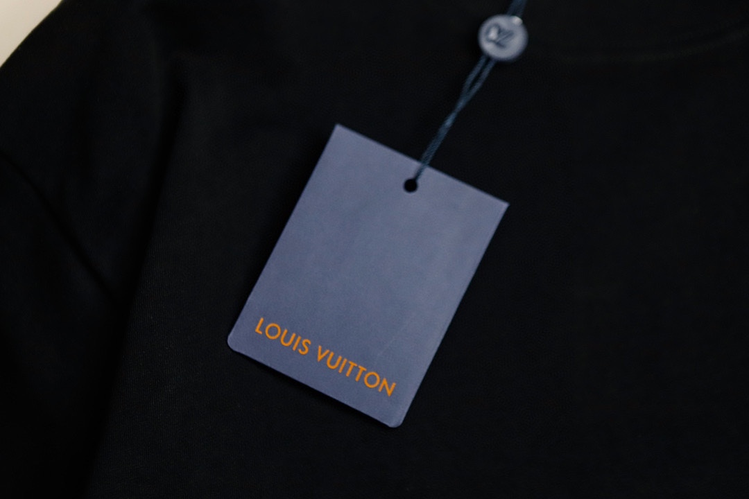 款LV*最顶级版本胸口印花款潮流纯棉短袖最顶级的品质专柜原单短袖顶级制作工艺进口面料专柜款独特设计采用进