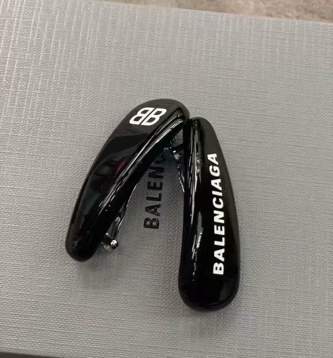 【】一对，巴黎世家 Balenciaga 发夹  简单大方 大牌金质感饱满 ，搭配衣服超好看 ！