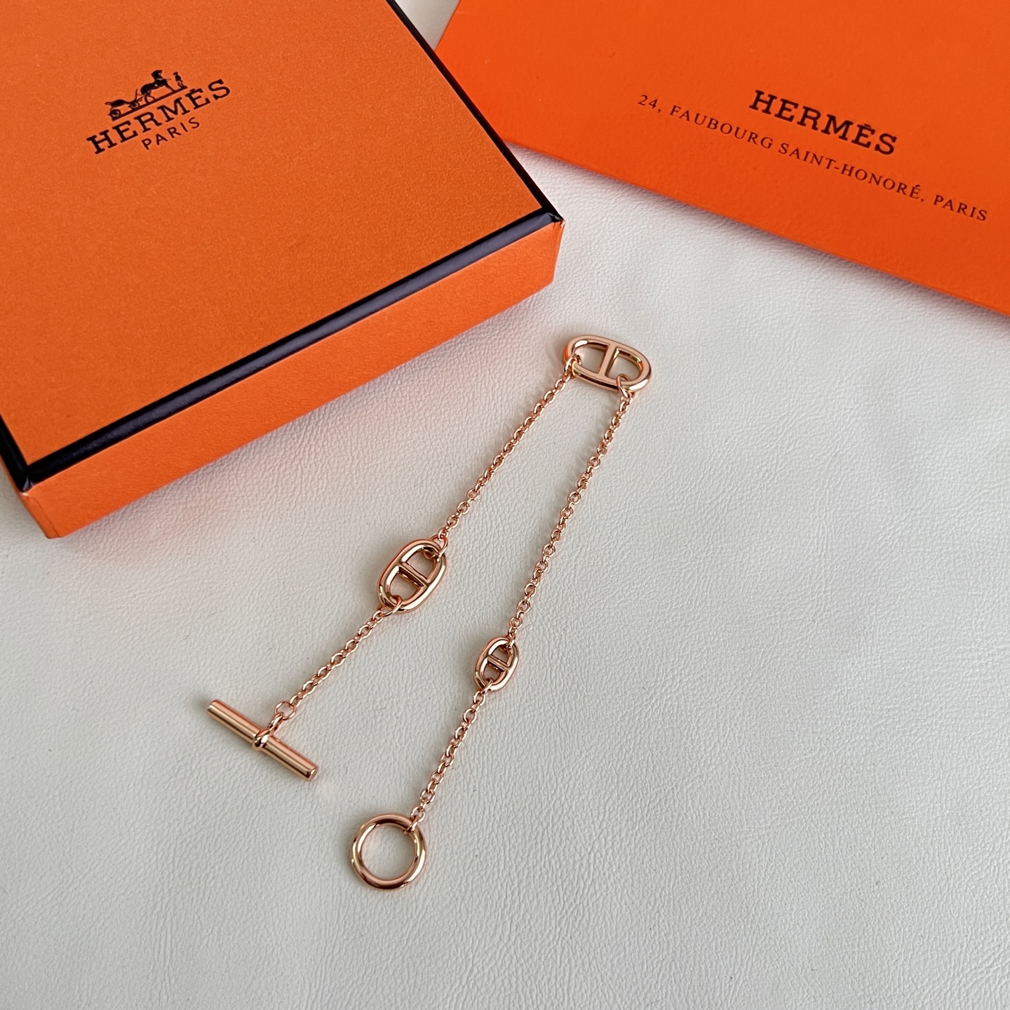 Hermès HERMES 爱马仕 手链，这款手链设计非常 ，高级上手效果 ，一丝点缀很温柔得开又不失雅典高贵气质