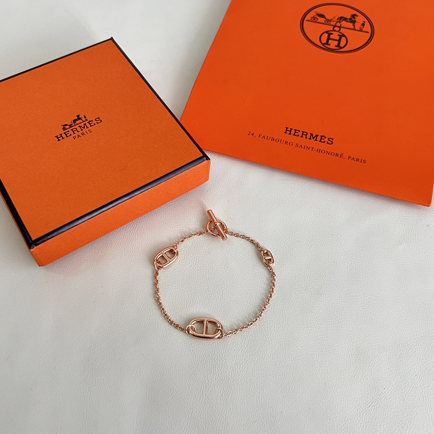 Hermès HERMES 爱马仕 手链，这款手链设计非常 ，高级上手效果 ，一丝点缀很温柔得开又不失雅典高贵气质