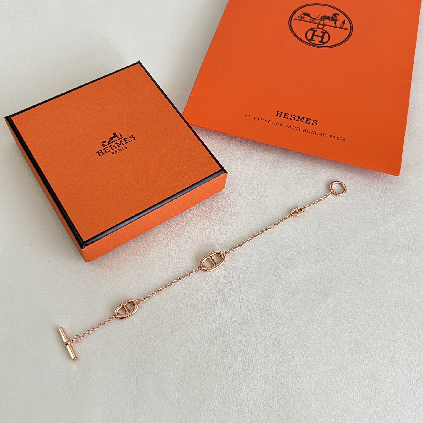 Hermès HERMES 爱马仕 手链，这款手链设计非常 ，高级上手效果 ，一丝点缀很温柔得开又不失雅典高贵气质