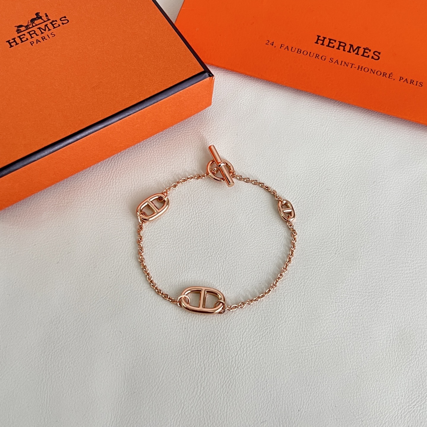 Hermès HERMES 爱马仕 手链，这款手链设计非常 ，高级上手效果 ，一丝点缀很温柔得开又不失雅典高贵气质
