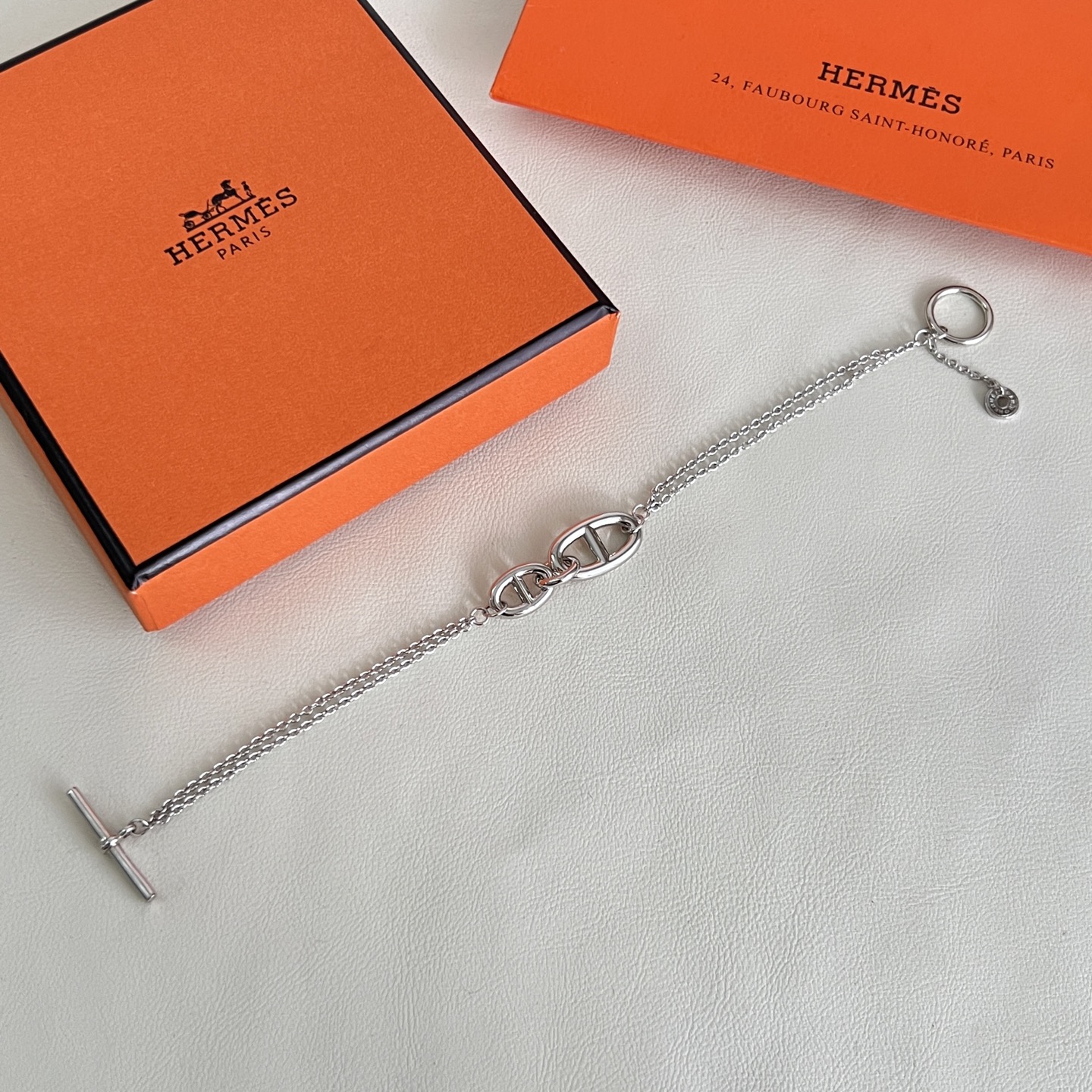 Hermès HERMES 爱马仕 手链，这款手链设计非常 ，高级上手效果 ，一丝点缀很温柔得开又不失雅典高贵气质