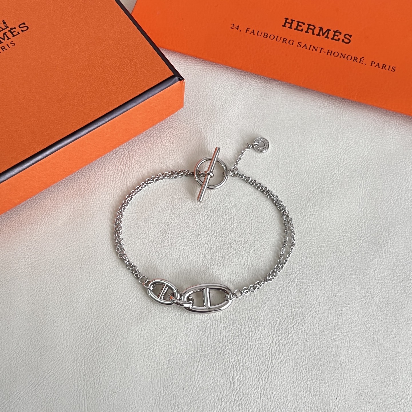 Hermès HERMES 爱马仕 手链，这款手链设计非常 ，高级上手效果 ，一丝点缀很温柔得开又不失雅典高贵气质