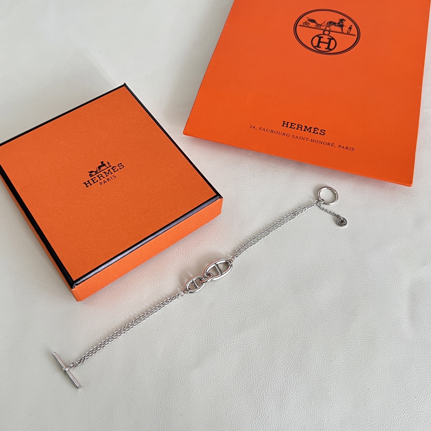 Hermès HERMES 爱马仕 手链，这款手链设计非常 ，高级上手效果 ，一丝点缀很温柔得开又不失雅典高贵气质