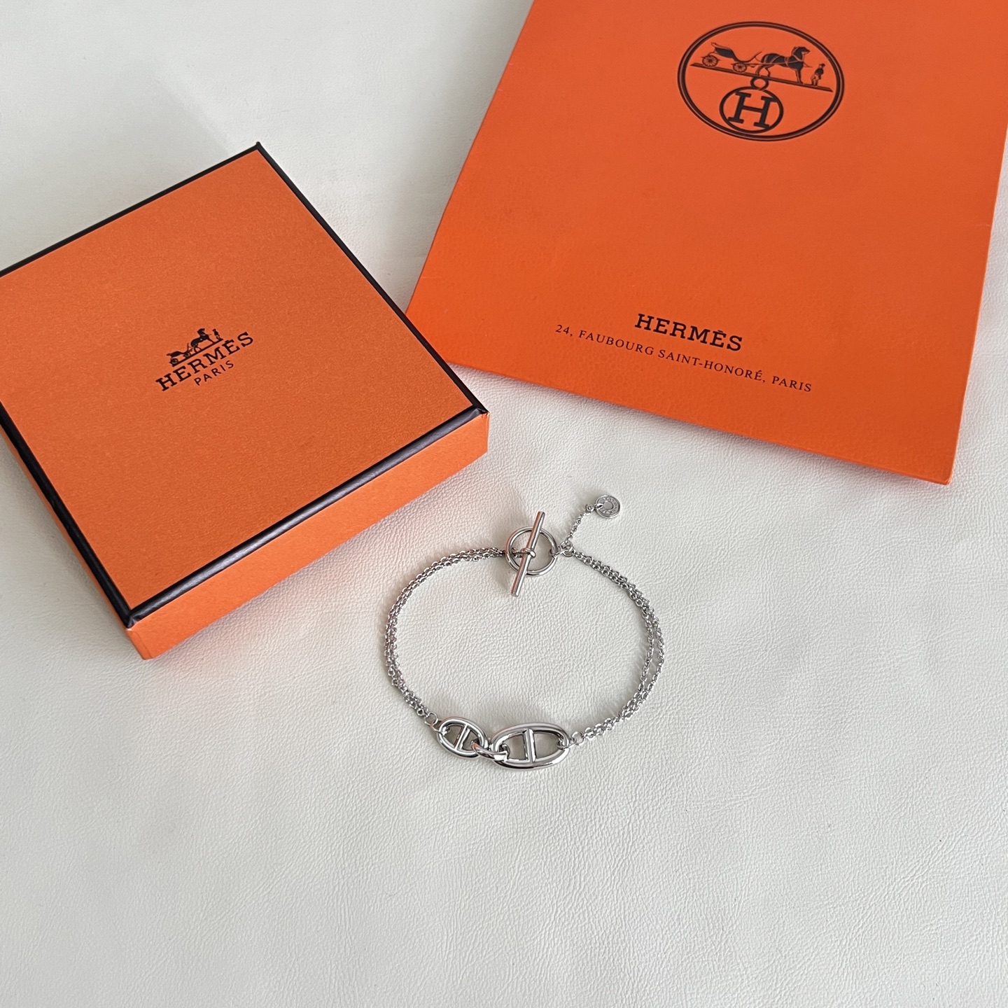 Hermès HERMES 爱马仕 手链，这款手链设计非常 ，高级上手效果 ，一丝点缀很温柔得开又不失雅典高贵气质