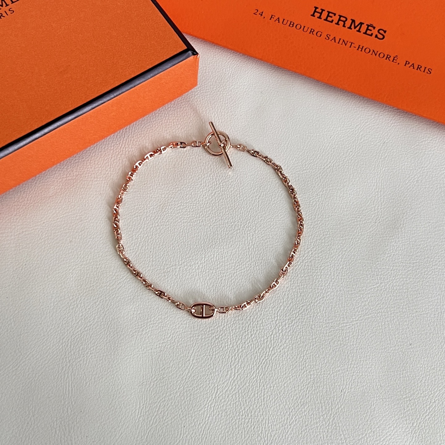 Hermès HERMES 爱马仕 手链，这款手链设计非常 ，高级上手效果 ，一丝点缀很温柔得开又不失雅典高贵气质