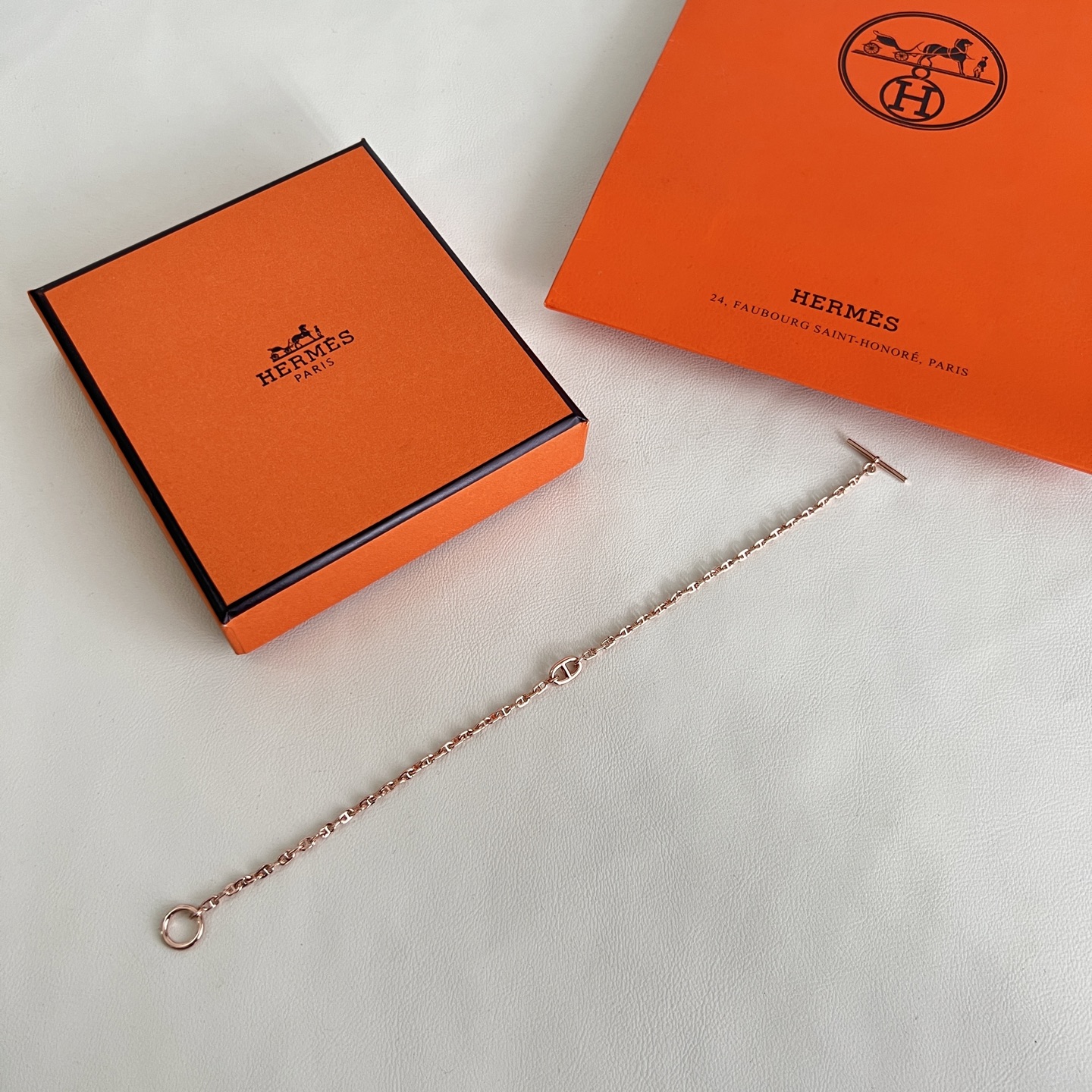 Hermès HERMES 爱马仕 手链，这款手链设计非常 ，高级上手效果 ，一丝点缀很温柔得开又不失雅典高贵气质