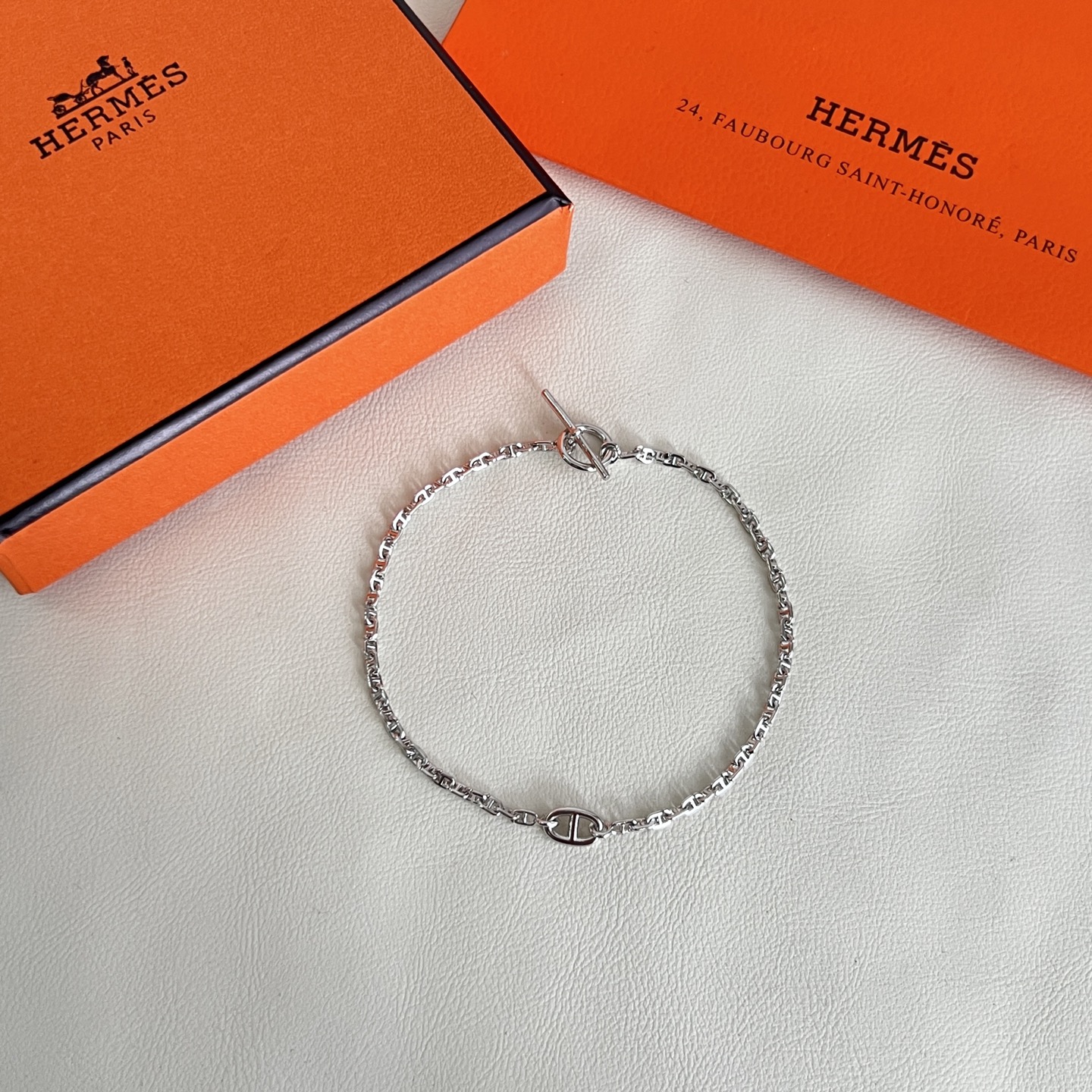 Hermès HERMES 爱马仕 手链，这款手链设计非常 ，高级上手效果 ，一丝点缀很温柔得开又不失雅典高贵气质