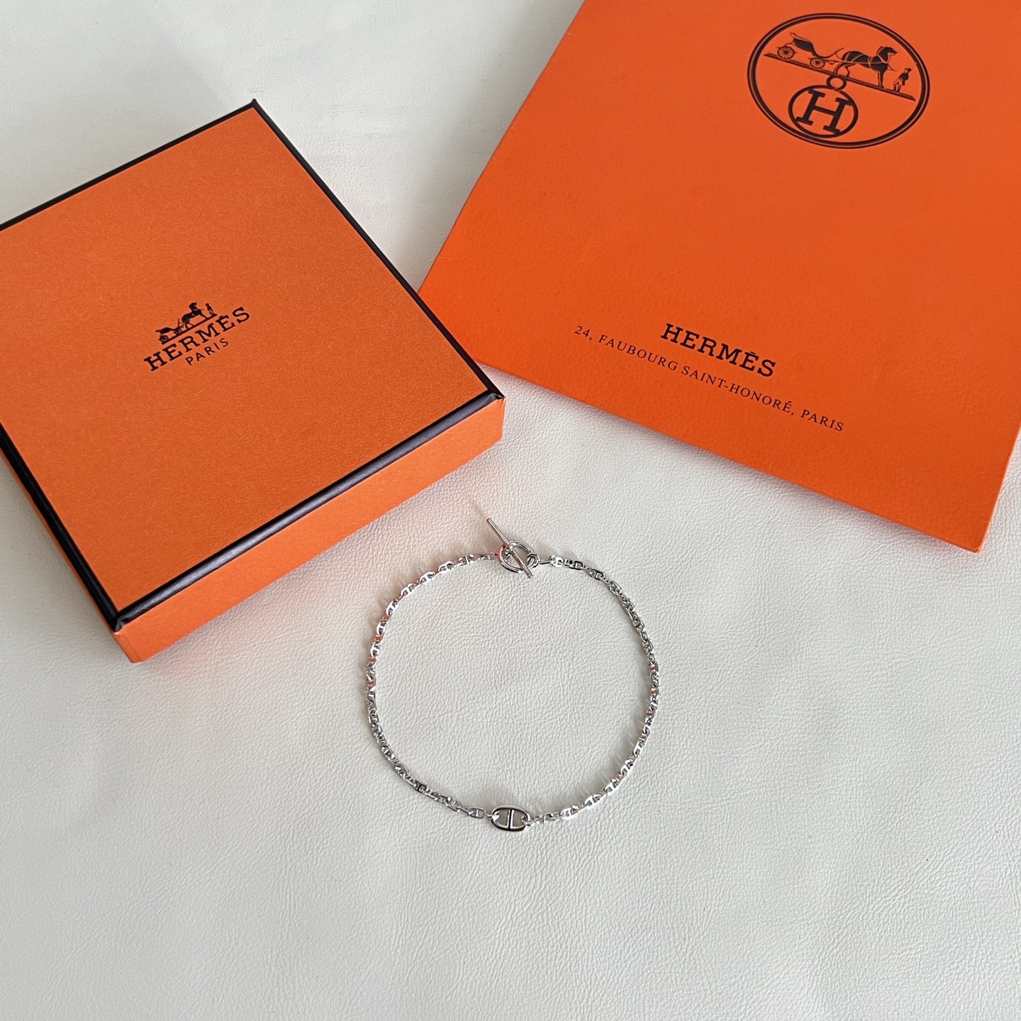 Hermès HERMES 爱马仕 手链，这款手链设计非常 ，高级上手效果 ，一丝点缀很温柔得开又不失雅典高贵气质