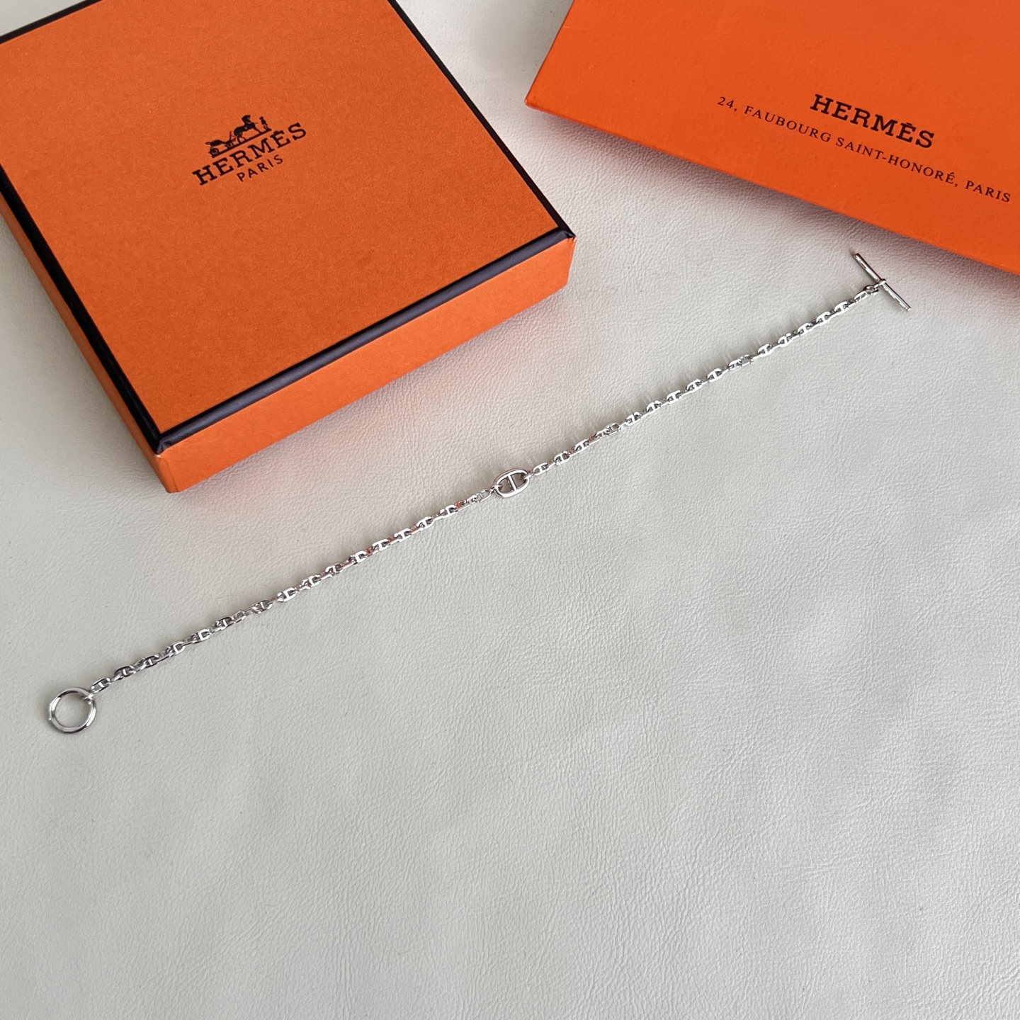 Hermès HERMES 爱马仕 手链，这款手链设计非常 ，高级上手效果 ，一丝点缀很温柔得开又不失雅典高贵气质