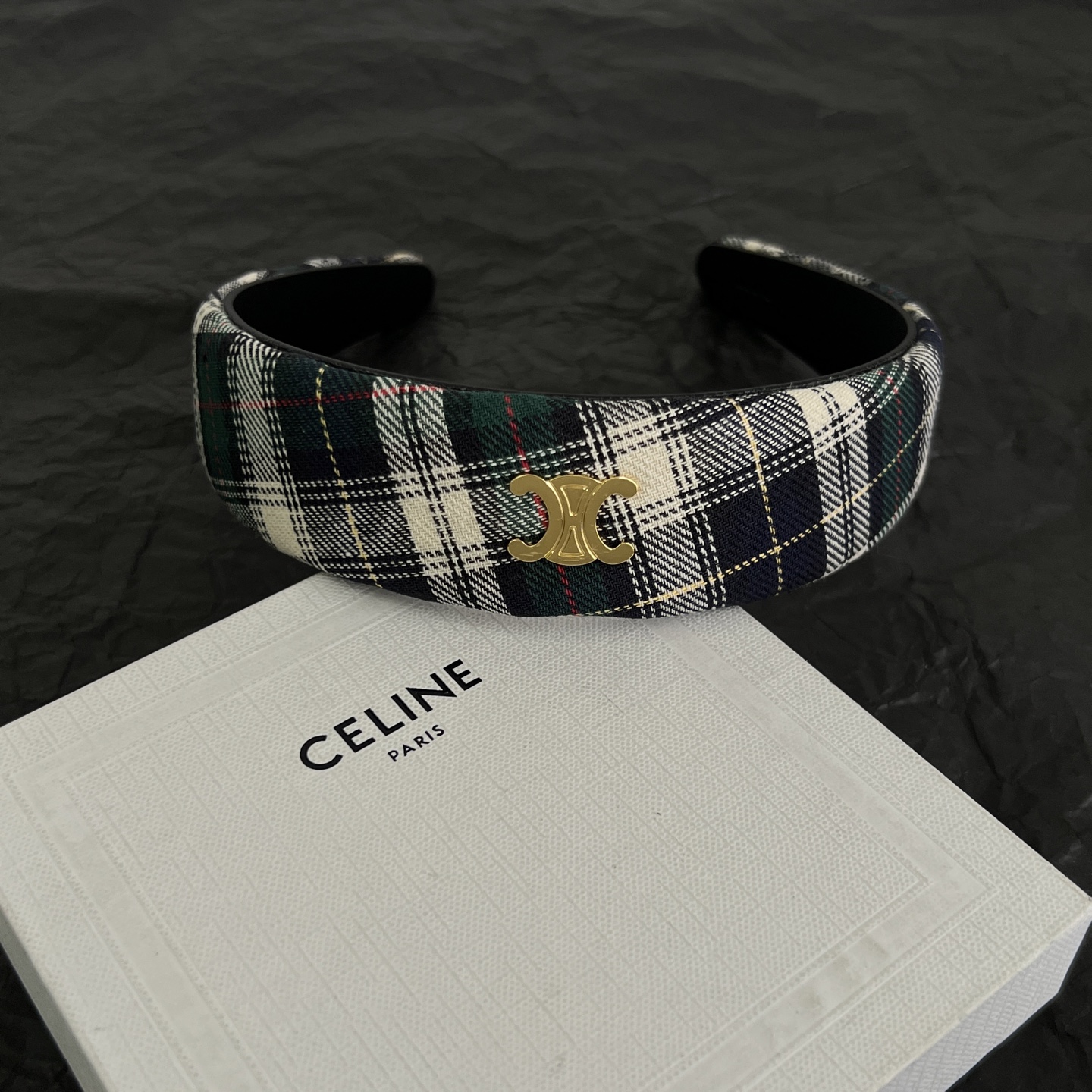 Celine Celine 赛琳 发捆 ™ 一直是简约 界的标杆大胆的设计 百看不厌▪ 搭配起来更Fashion