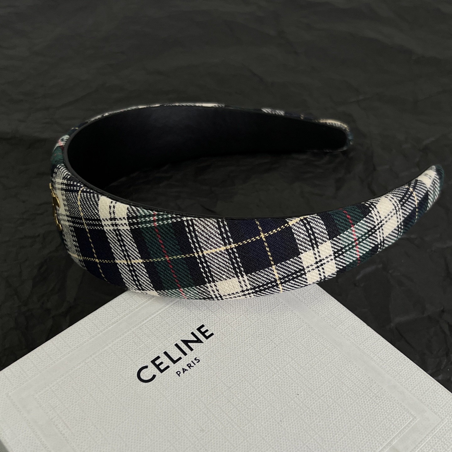 Celine Celine 赛琳 发捆 ™ 一直是简约 界的标杆大胆的设计 百看不厌▪ 搭配起来更Fashion