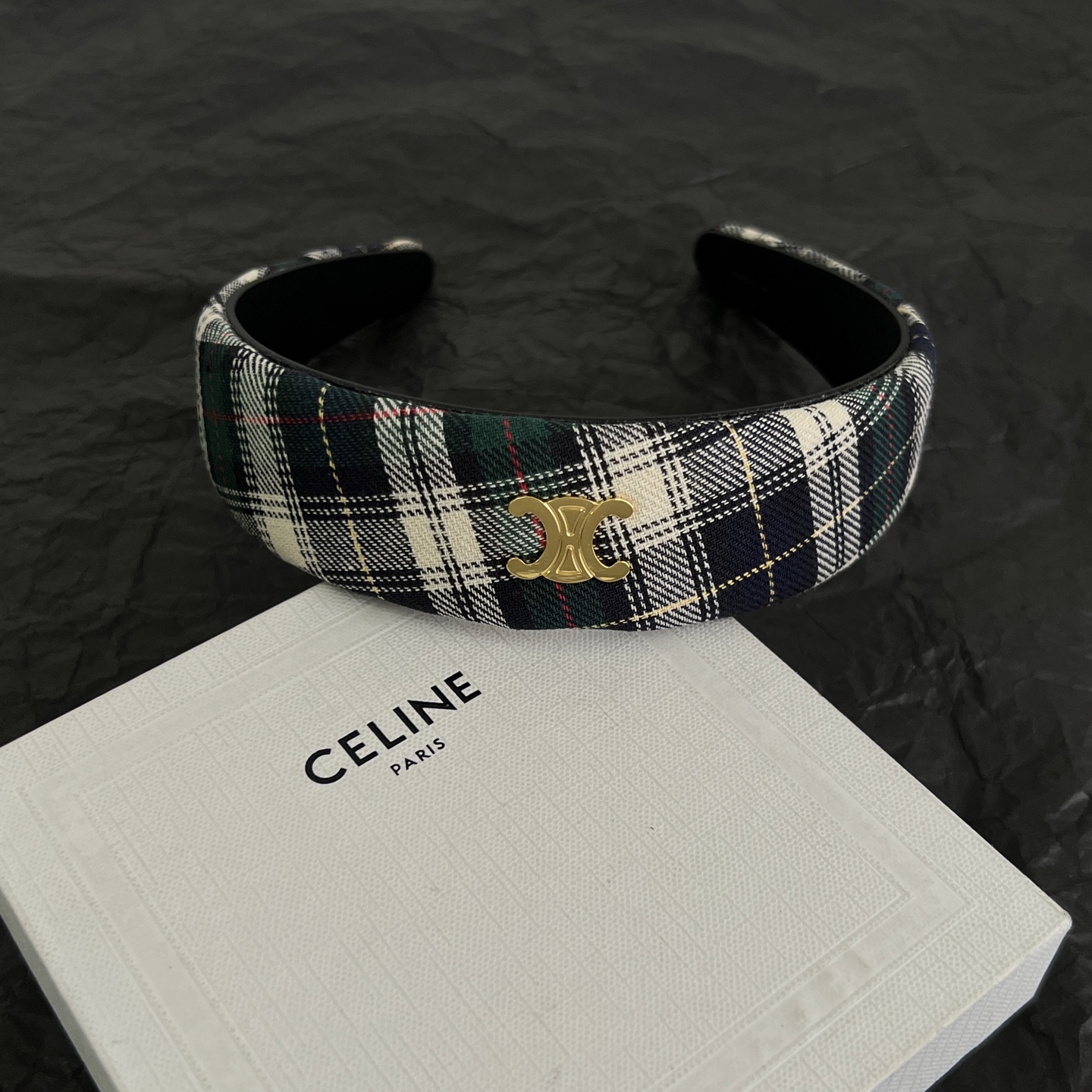 Celine Celine 赛琳 发捆 ™ 一直是简约 界的标杆大胆的设计 百看不厌▪ 搭配起来更Fashion