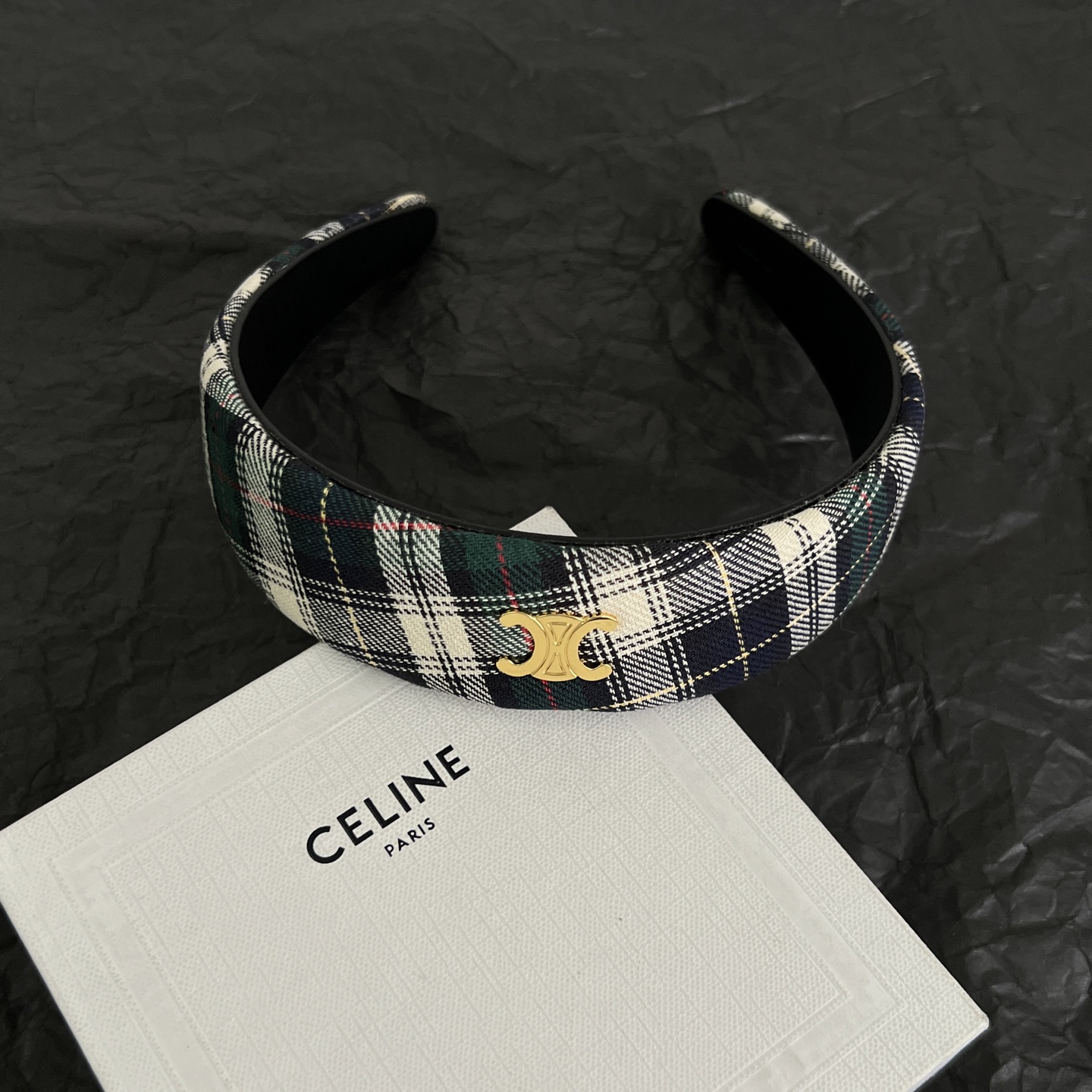 Celine Celine 赛琳 发捆 ™ 一直是简约 界的标杆大胆的设计 百看不厌▪ 搭配起来更Fashion